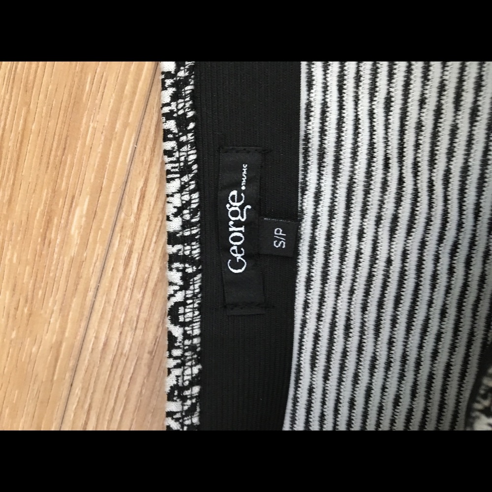 Patterned Skirt - Picture 3 of 4